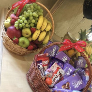 Набор подарочных корзин с фруктами и сладким